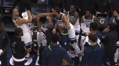 Rudy Gobert punches teammate Kyle Anderson,。